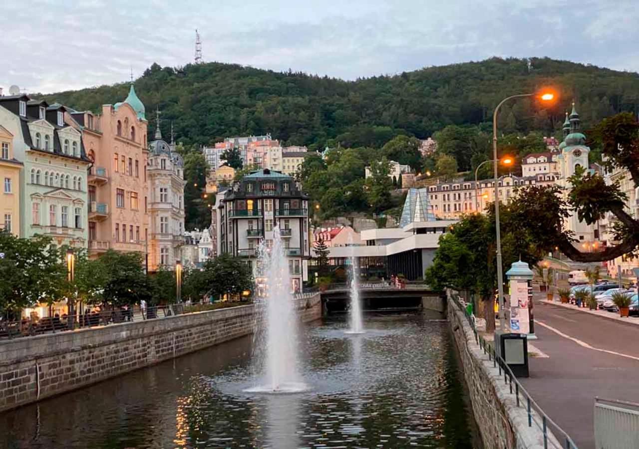 Retro Big Apartment With Two Balconies And Lift Karlovy Vary Ngoại thất bức ảnh