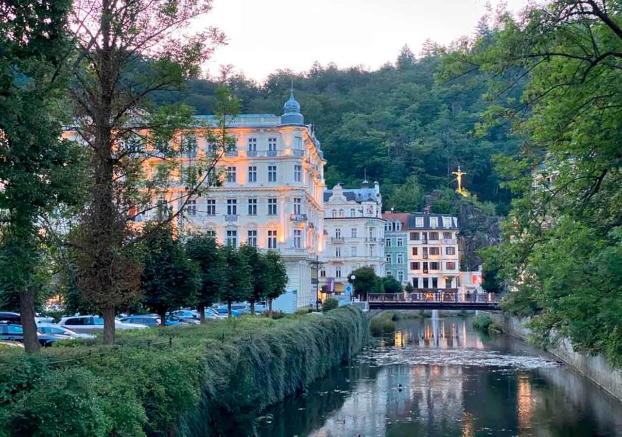 Retro Big Apartment With Two Balconies And Lift Karlovy Vary Ngoại thất bức ảnh